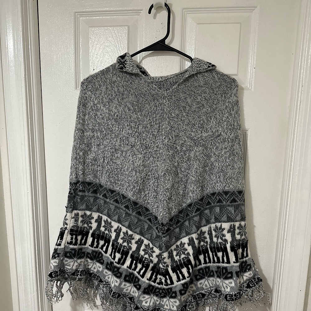 This is a very comfy pancho, with a gray and black llama design!